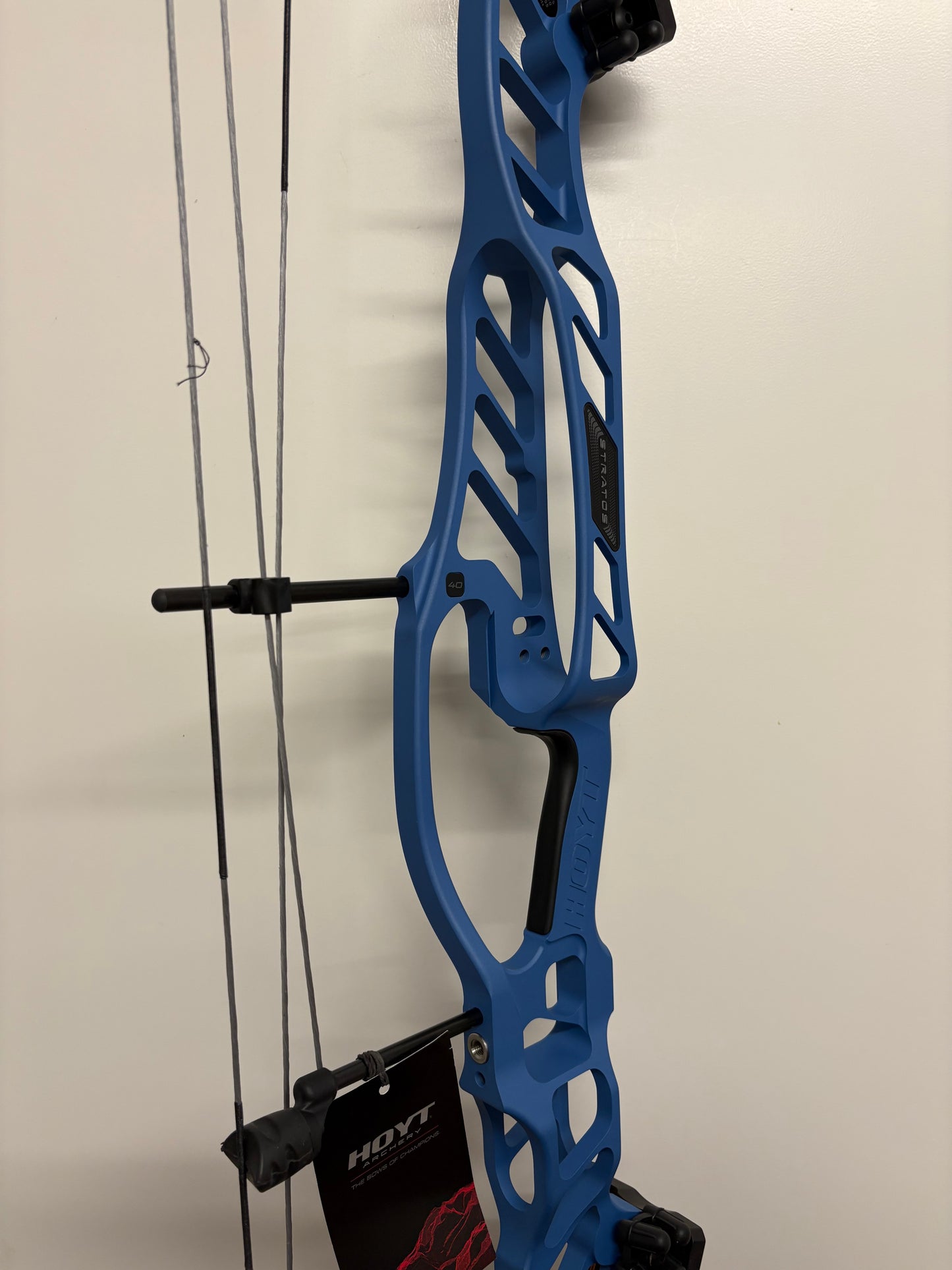 Hoyt Stratos 40 Compound Bow LH Liquid Blue SVX #3 50-60 lbs - NEW