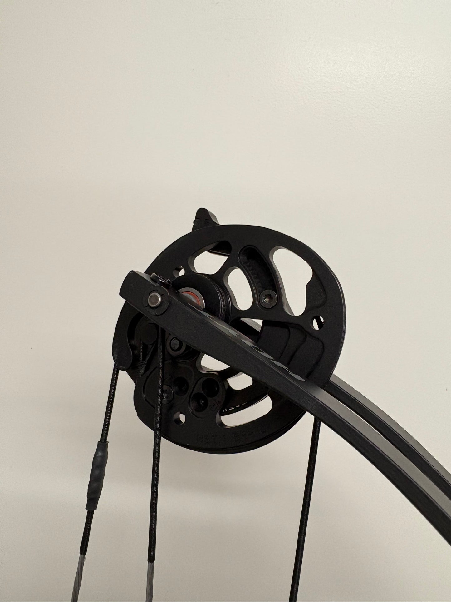 Hoyt Stratos 40 Compound Bow LH Infra Red HBT #1 50-60 lbs - NEW