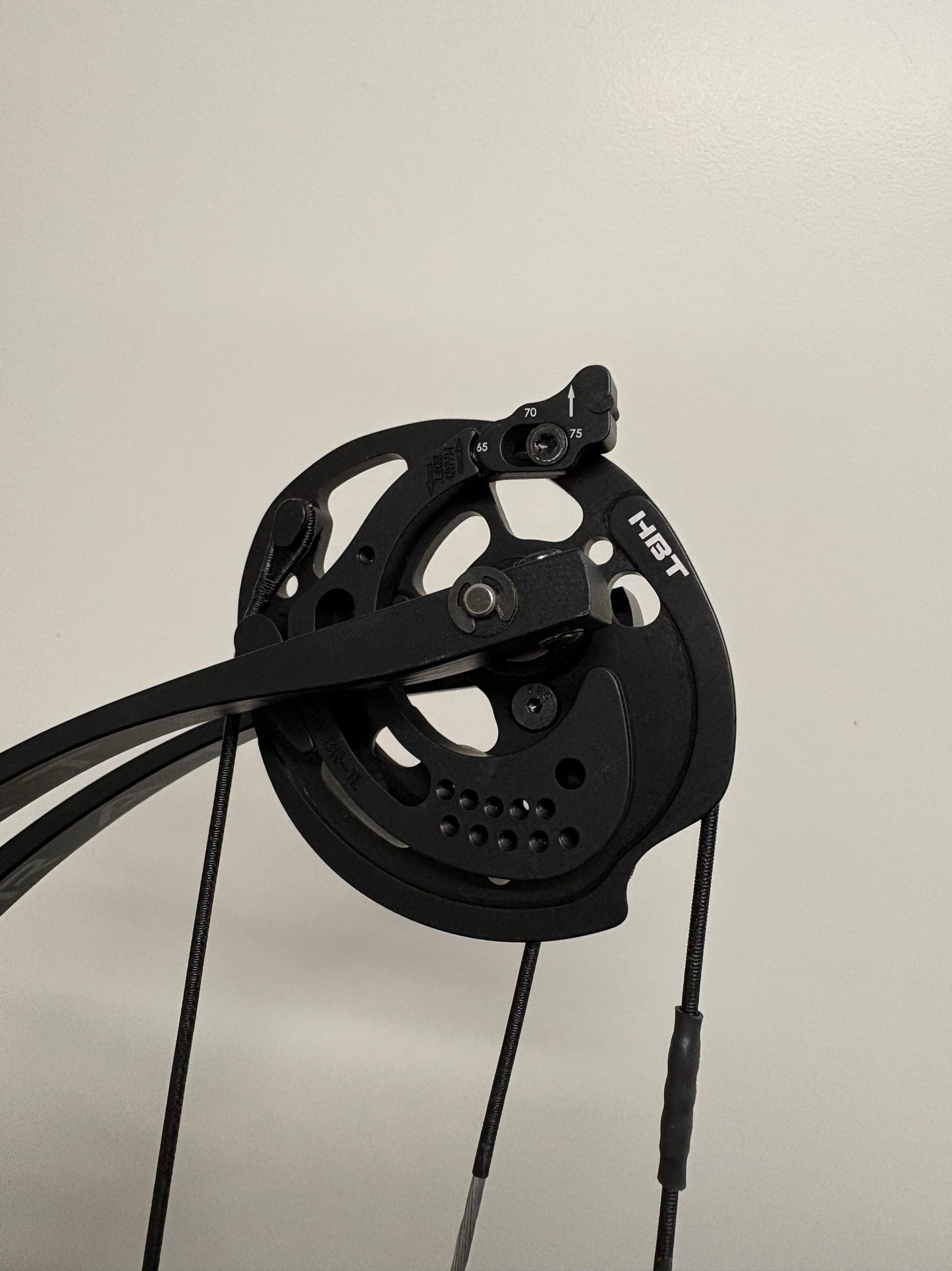 Hoyt Stratos 40 Compound Bow LH Infra Red HBT #1 50-60 lbs - NEW