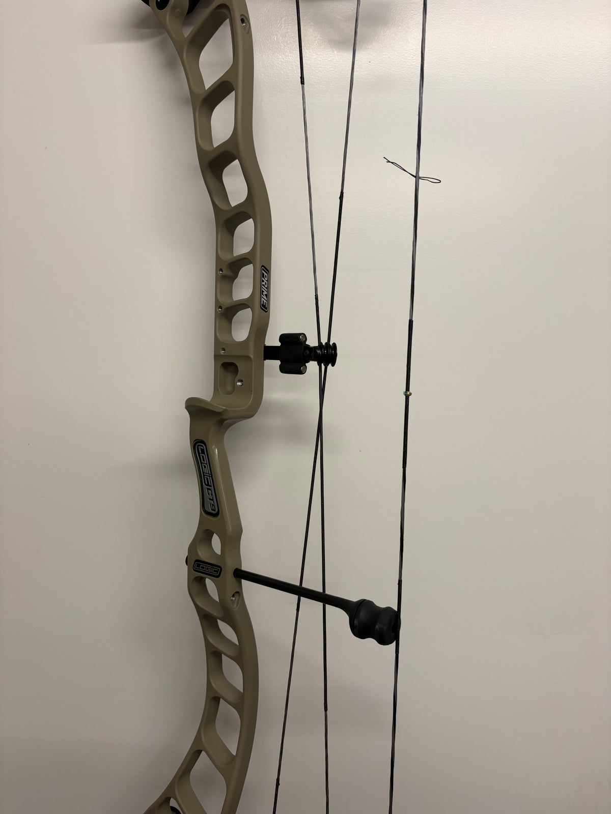 Prime Logic CT9 Compound Bow RH Tundra 40-50 lbs - Used