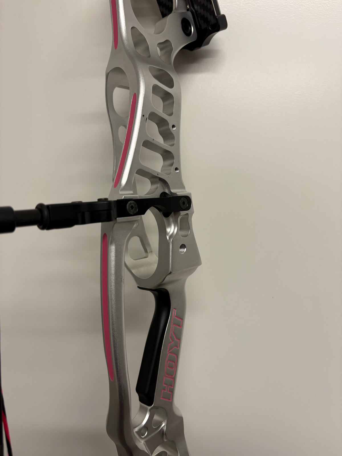 Hoyt Podium X Elite 37 Compound Bow RH Silver Ice Spiral Pro #2 50-60 lbs - Used (1.1)