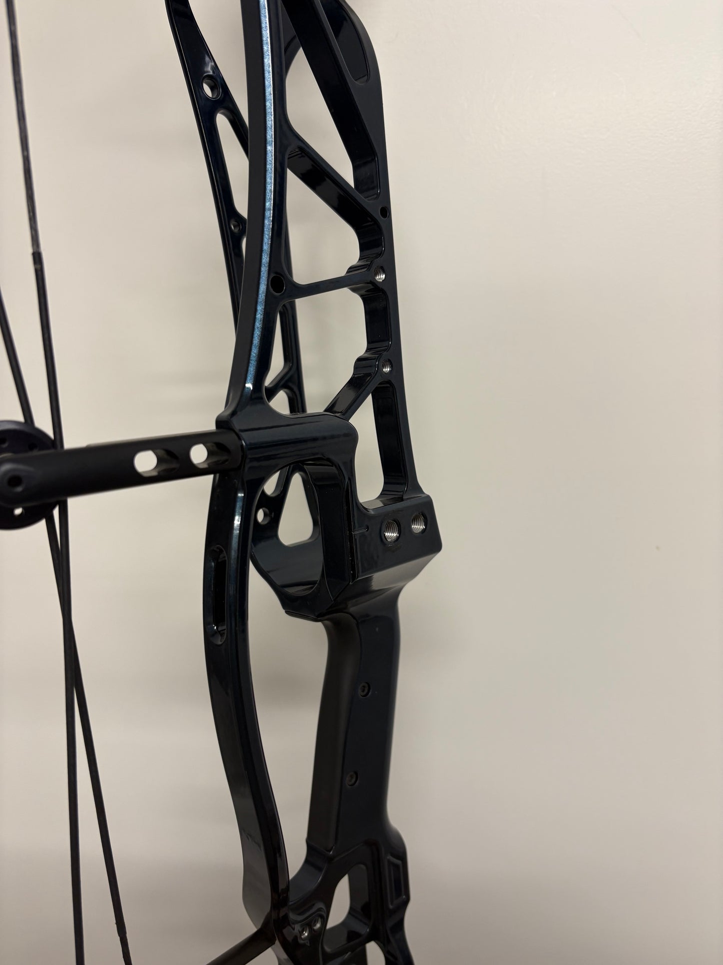 Hoyt Concept X 37 Compound Bow RH 50-60 lbs CDM Blue On Black - Used