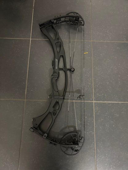 Hoyt Carbon RX7 Ultra Compound Bow RH Black Out 40-50 lbs - Used (1.1)