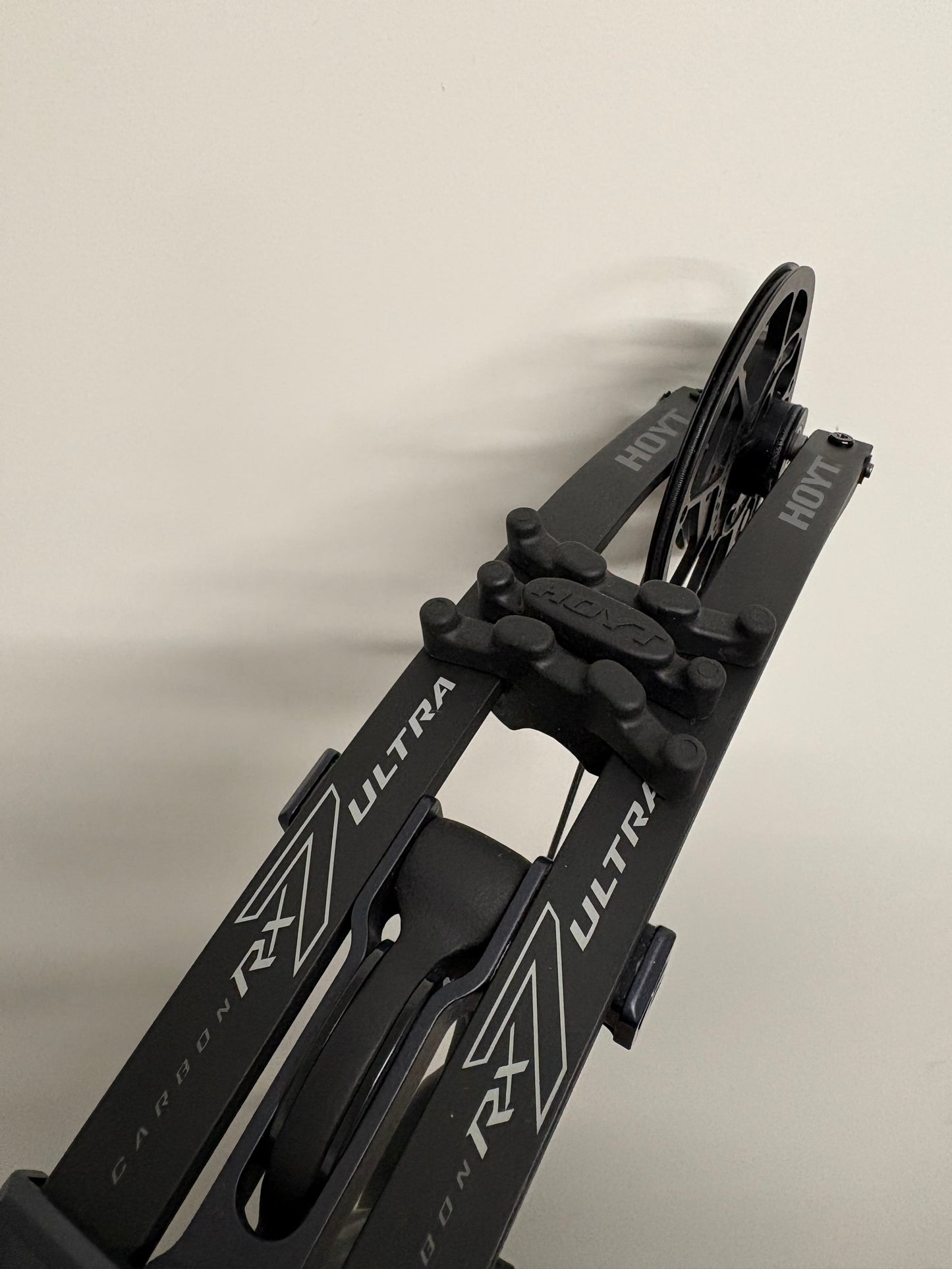 Hoyt Carbon RX7 Ultra Compound Bow RH Black Out 40-50 lbs - Used (1.1)