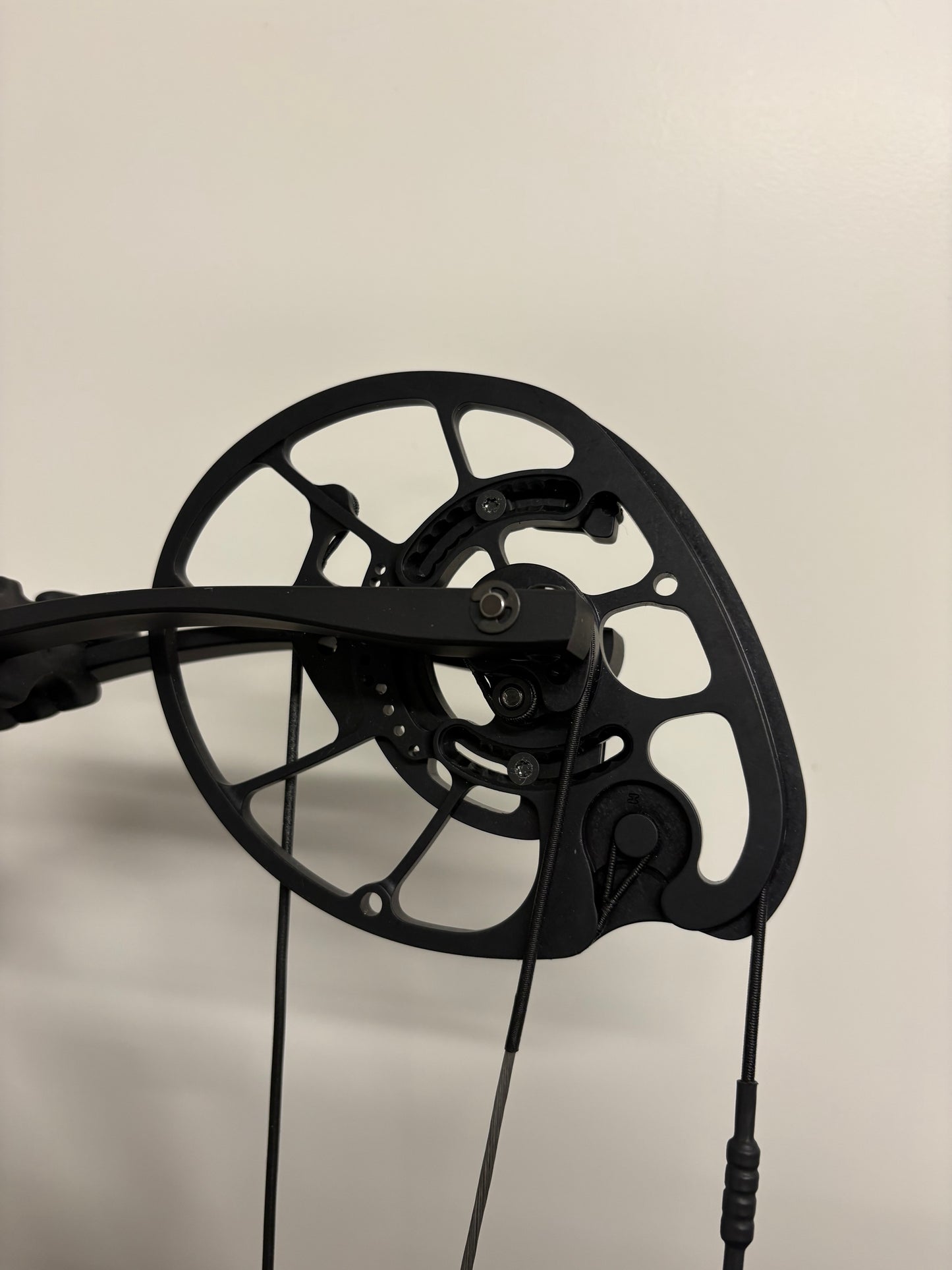 Hoyt Carbon RX7 Ultra Compound Bow RH Black Out 40-50 lbs - Used (1.1)