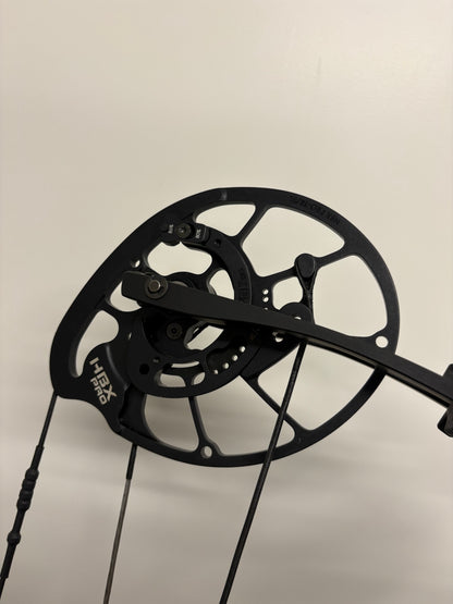 Hoyt Carbon RX7 Ultra Compound Bow RH Black Out 40-50 lbs - Used (1.1)