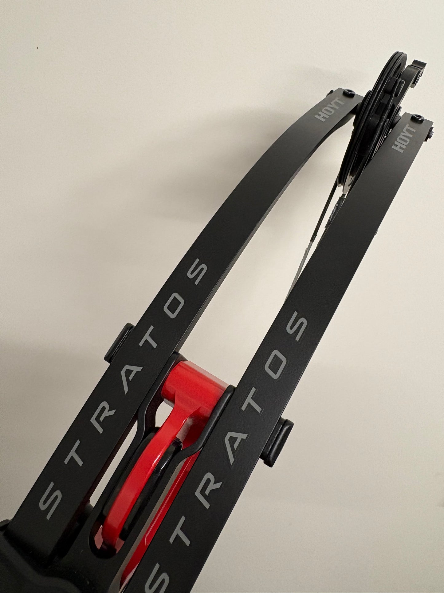Hoyt Stratos 40 Compound Bow LH InfraRed HBT #1 50-60 lbs - Show Model