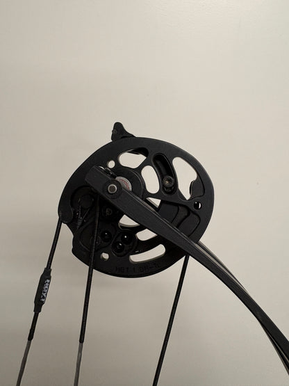 Hoyt Stratos 40 Compound Bow LH InfraRed HBT #1 50-60 lbs - Show Model