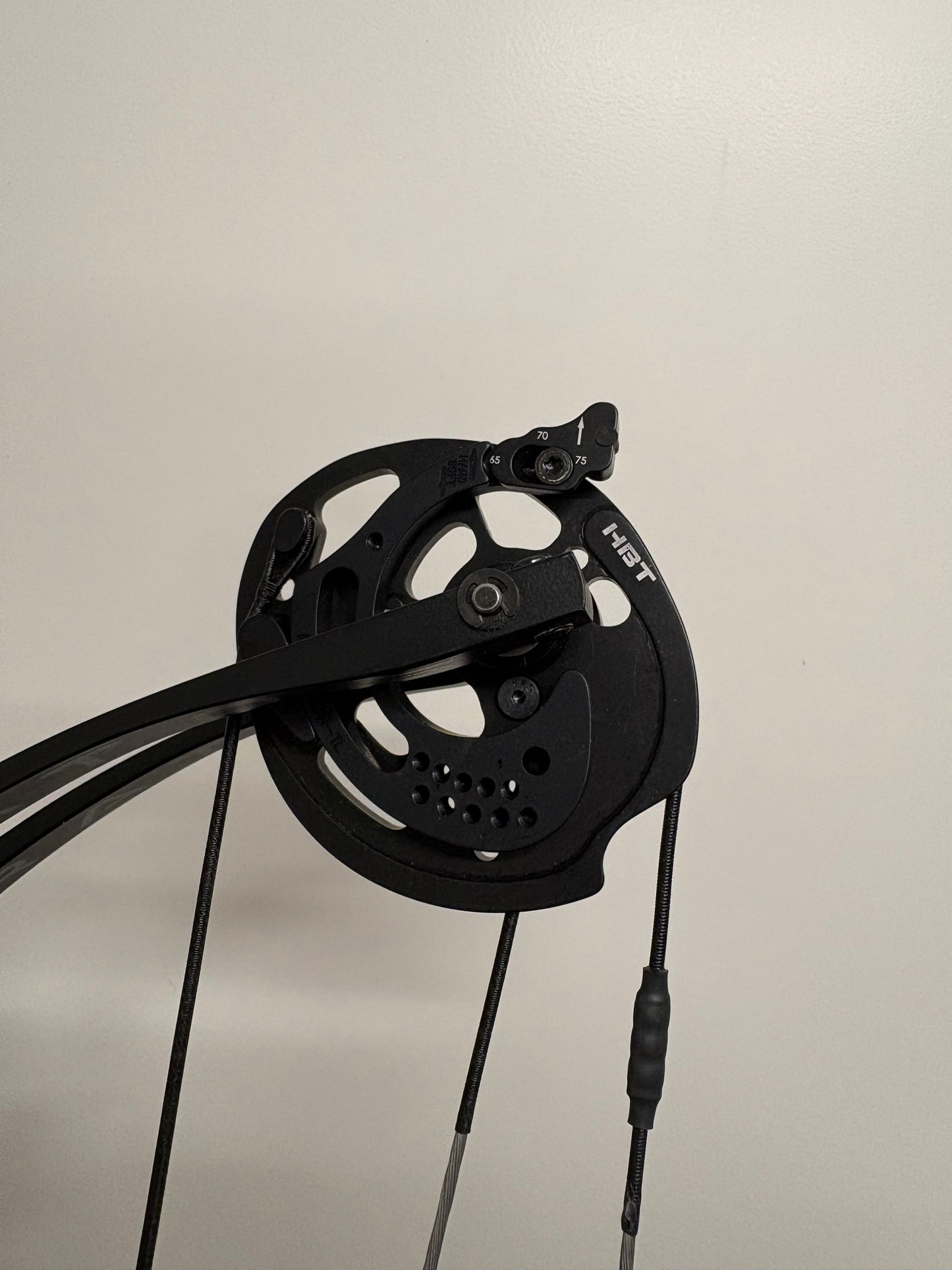 Hoyt Stratos 40 Compound Bow LH InfraRed HBT #1 50-60 lbs - Show Model