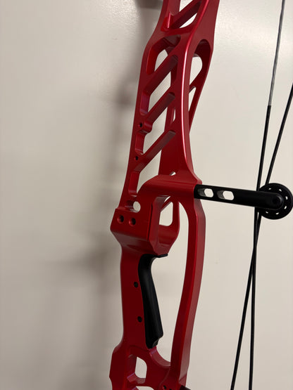 Hoyt Stratos 40 Compound Bow LH InfraRed HBT #1 50-60 lbs - Show Model