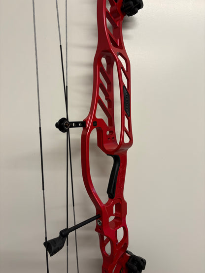 Hoyt Stratos 40 Compound Bow LH InfraRed HBT #1 50-60 lbs - Show Model