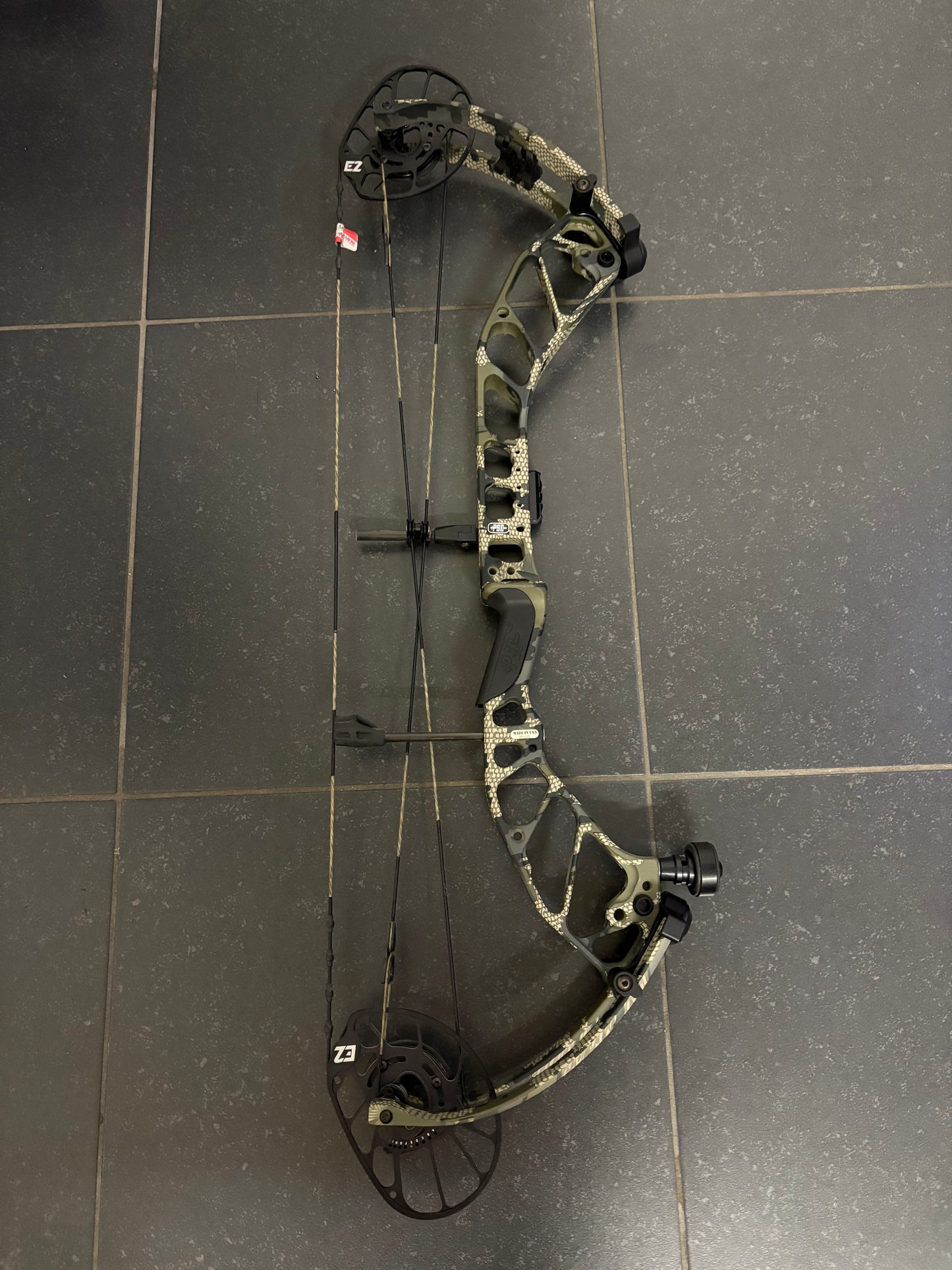 PSE Omen E2 Compound Bow LH Kuiu Verde 60-70 lbs - Show Model