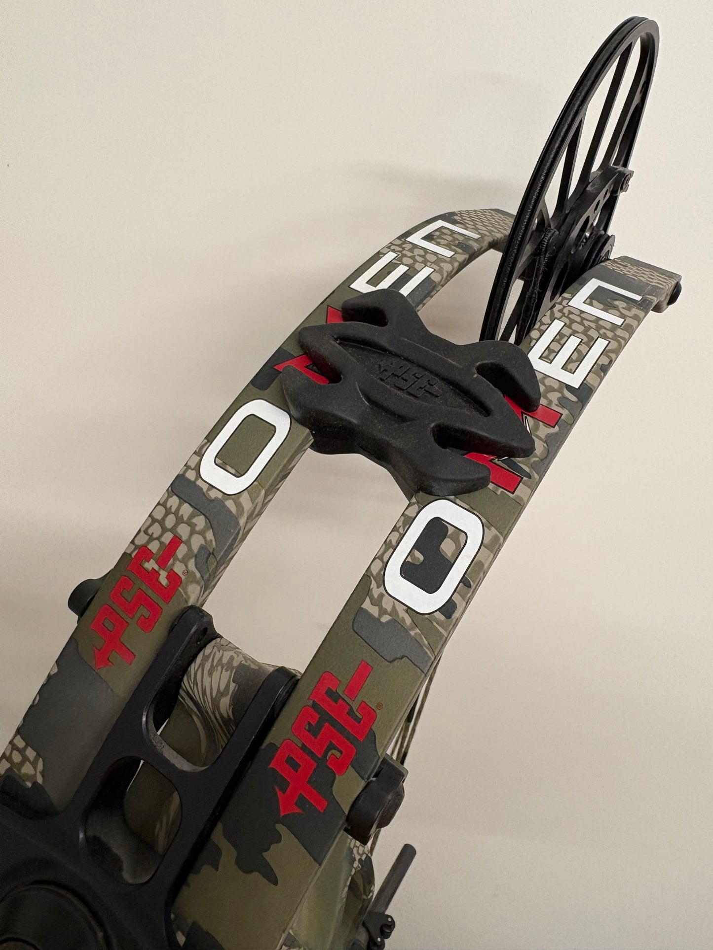 PSE Omen E2 Compound Bow LH Kuiu Verde 60-70 lbs - Show Model