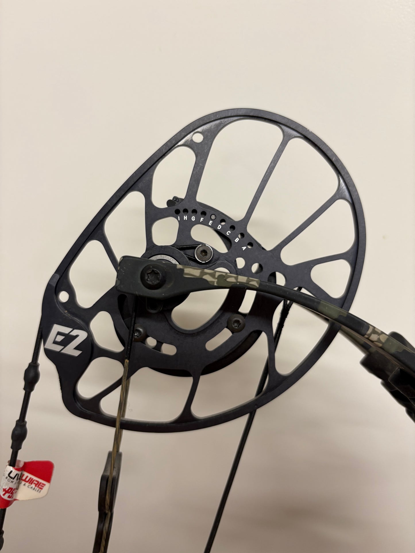 PSE Omen E2 Compound Bow LH Kuiu Verde 60-70 lbs - Show Model