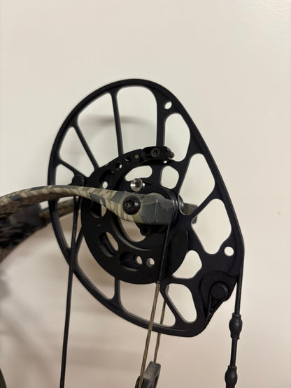 PSE Omen E2 Compound Bow LH Kuiu Verde 60-70 lbs - Show Model