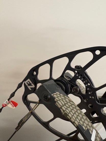 PSE Omen E2 Compound Bow LH Kuiu Verde 60-70 lbs - Show Model