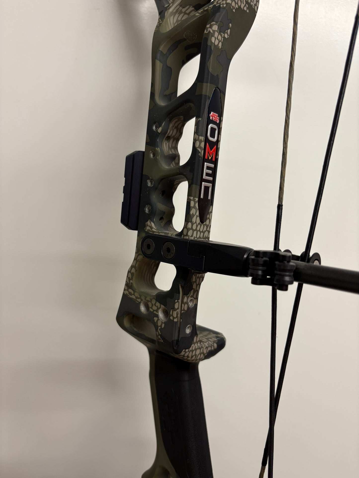PSE Omen E2 Compound Bow LH Kuiu Verde 60-70 lbs - Show Model