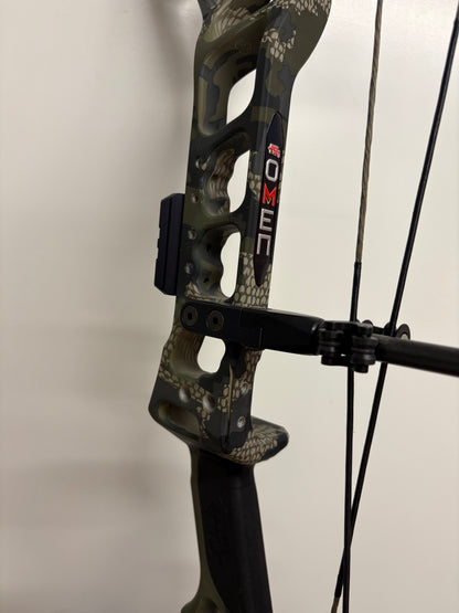 PSE Omen E2 Compound Bow LH Kuiu Verde 60-70 lbs - Show Model