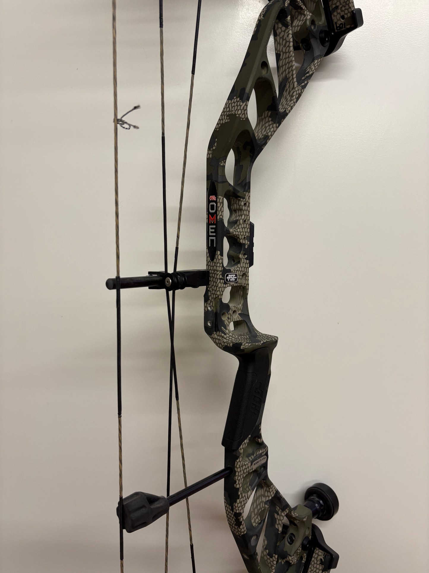 PSE Omen E2 Compound Bow LH Kuiu Verde 60-70 lbs - Show Model