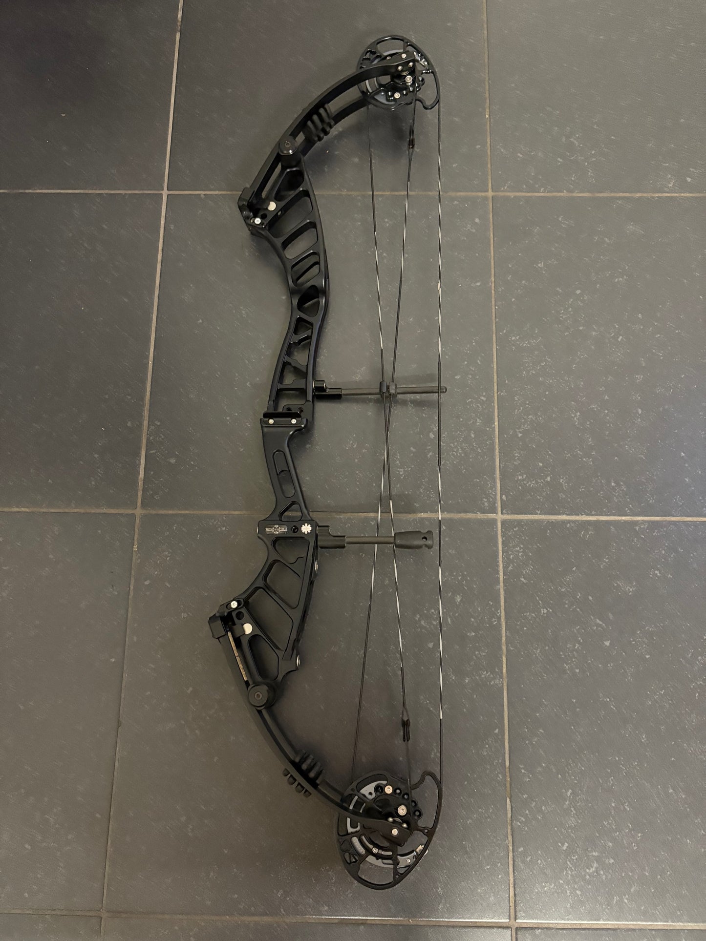 Mybo Revolution 37 Compound Bow RH Black 50-60 lbs - Show Model