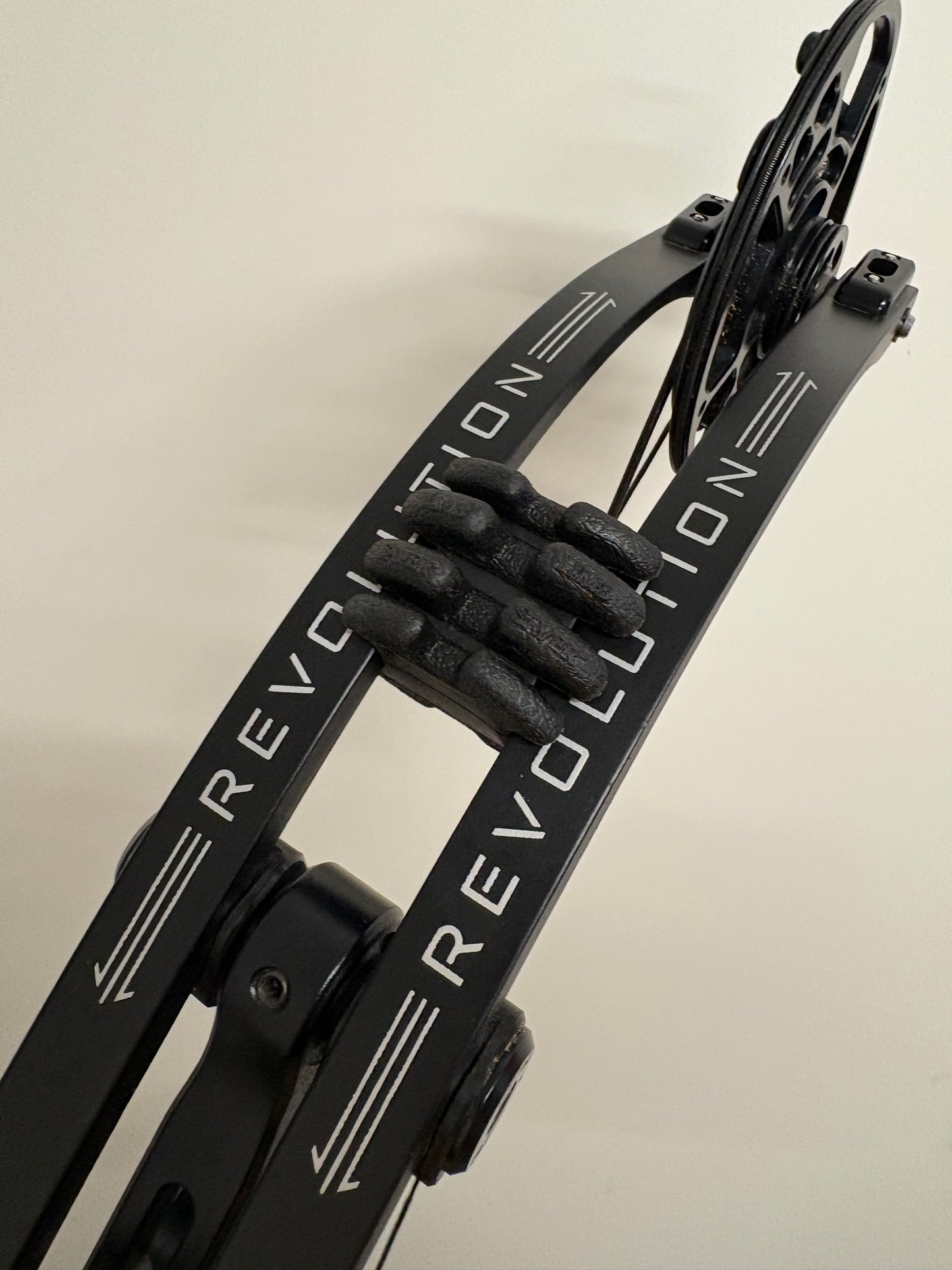 Mybo Revolution 37 Compound Bow RH Black 50-60 lbs - Show Model