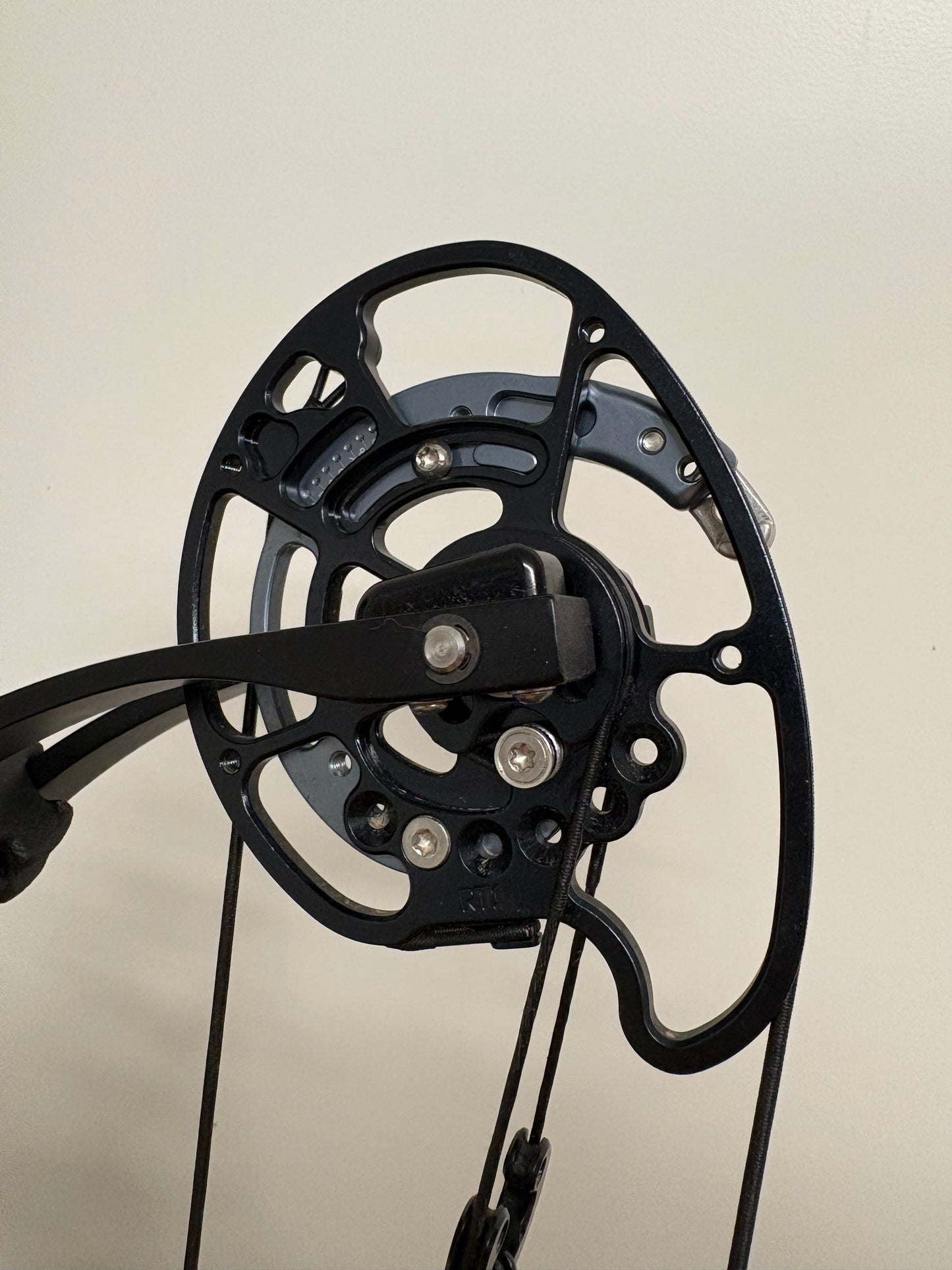 Mybo Revolution 37 Compound Bow RH Black 50-60 lbs - Show Model