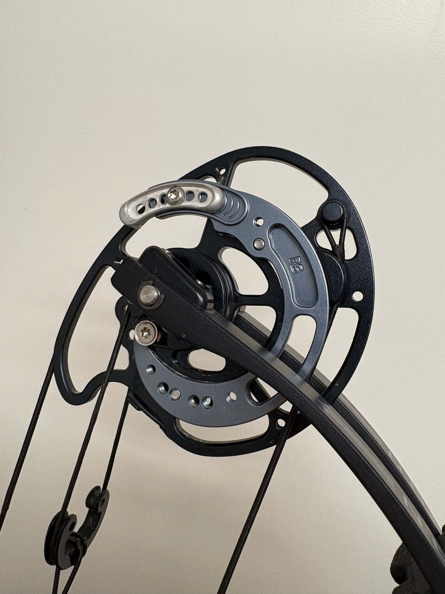 Mybo Revolution 37 Compound Bow RH Black 50-60 lbs - Show Model