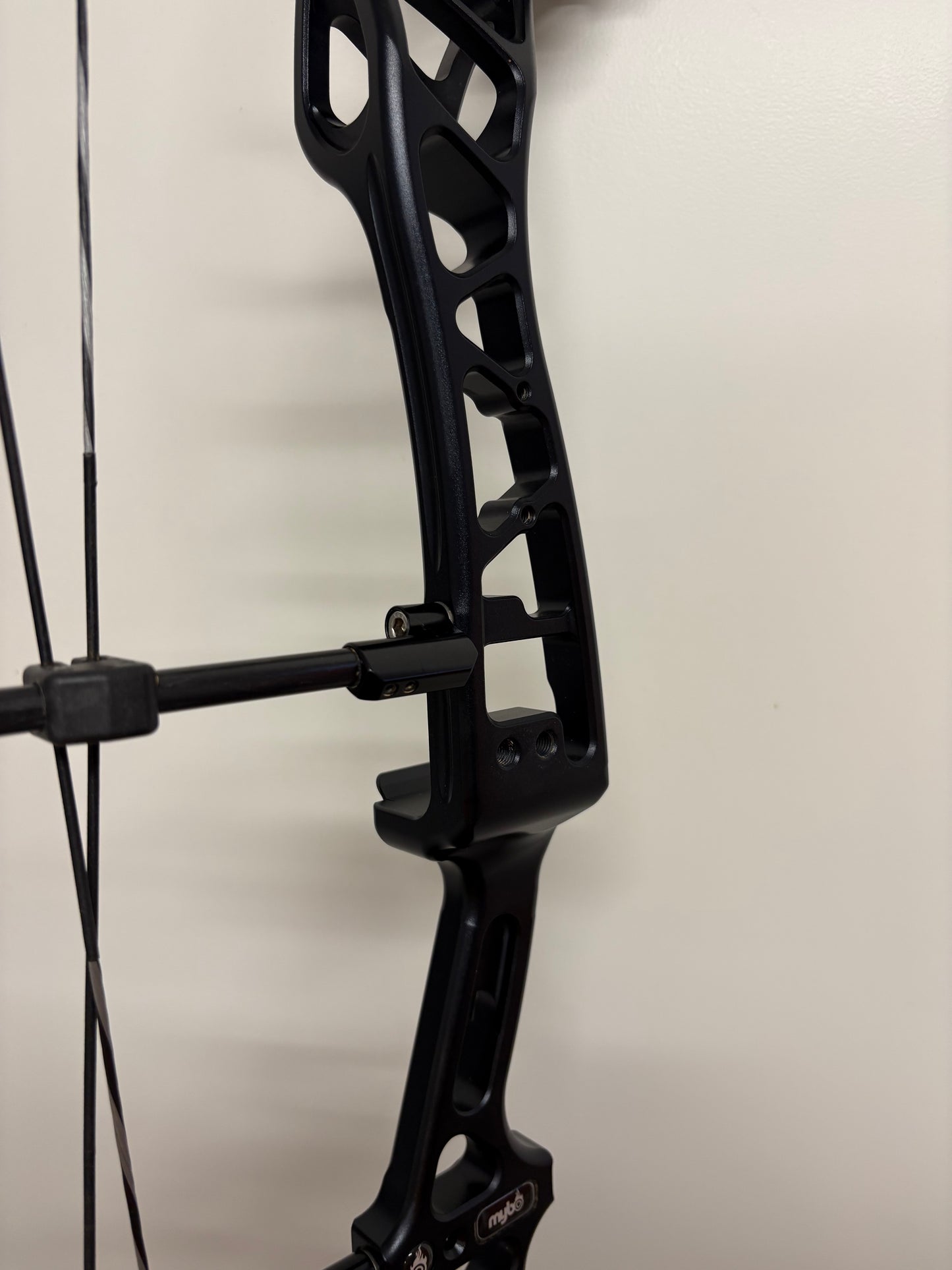 Mybo Revolution 37 Compound Bow RH Black 50-60 lbs - Show Model