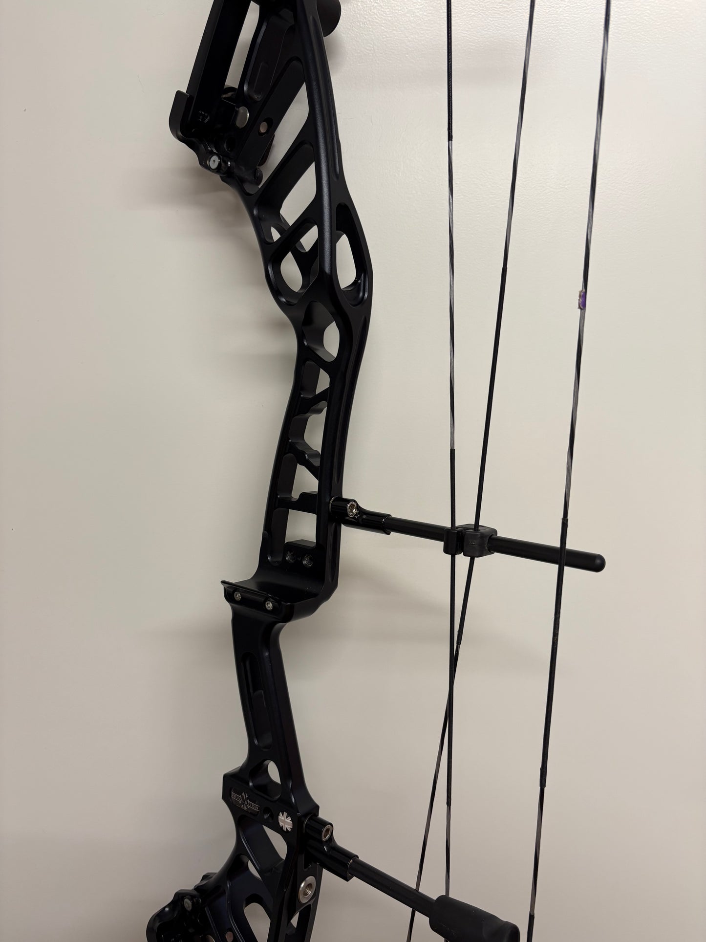 Mybo Revolution 37 Compound Bow RH Black 50-60 lbs - Show Model