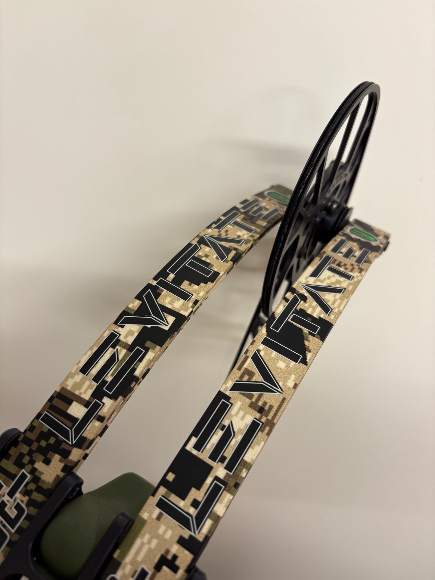 PSE Levitate E2 Compound Bow LH Nock On 50-60 lbs - Show Model