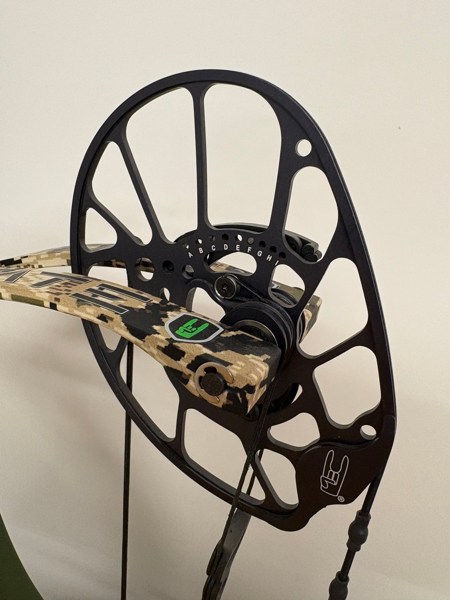 PSE Levitate E2 Compound Bow LH Nock On 50-60 lbs - Show Model