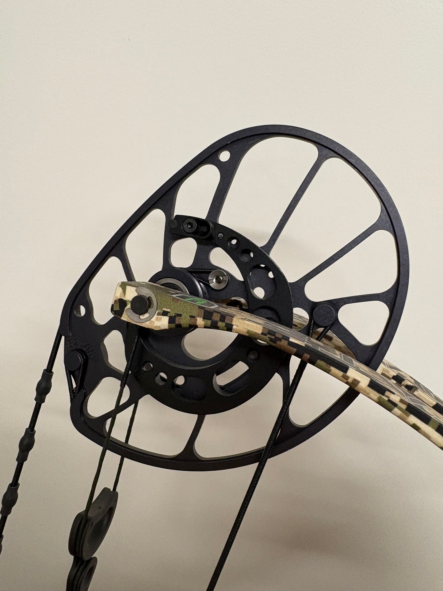 PSE Levitate E2 Compound Bow LH Nock On 50-60 lbs - Show Model