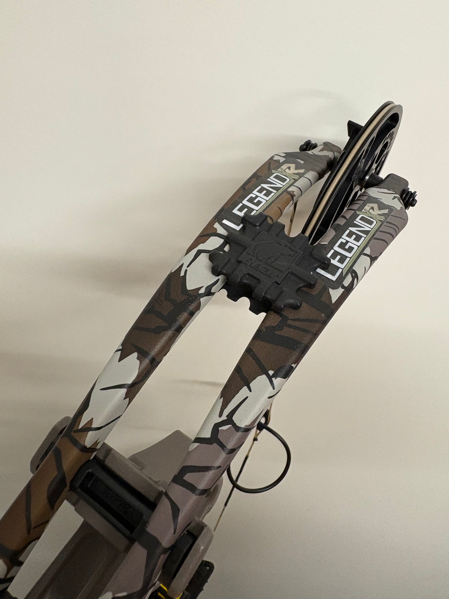 Bear Legend XR Compound Bow Kit RH Stone Incl. Accessories 14-70 lbs - NEW