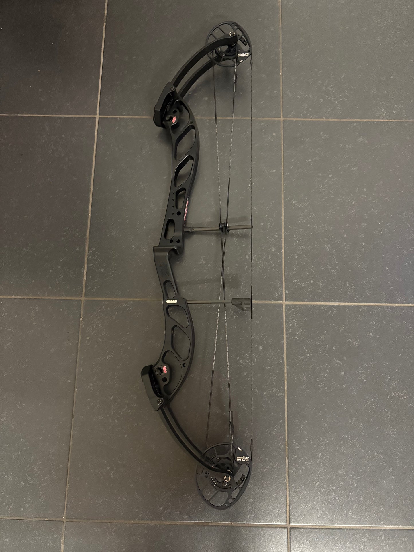 PSE Supra RTX 37 SE Compound Bow RH Black 50-60 lbs - NEW