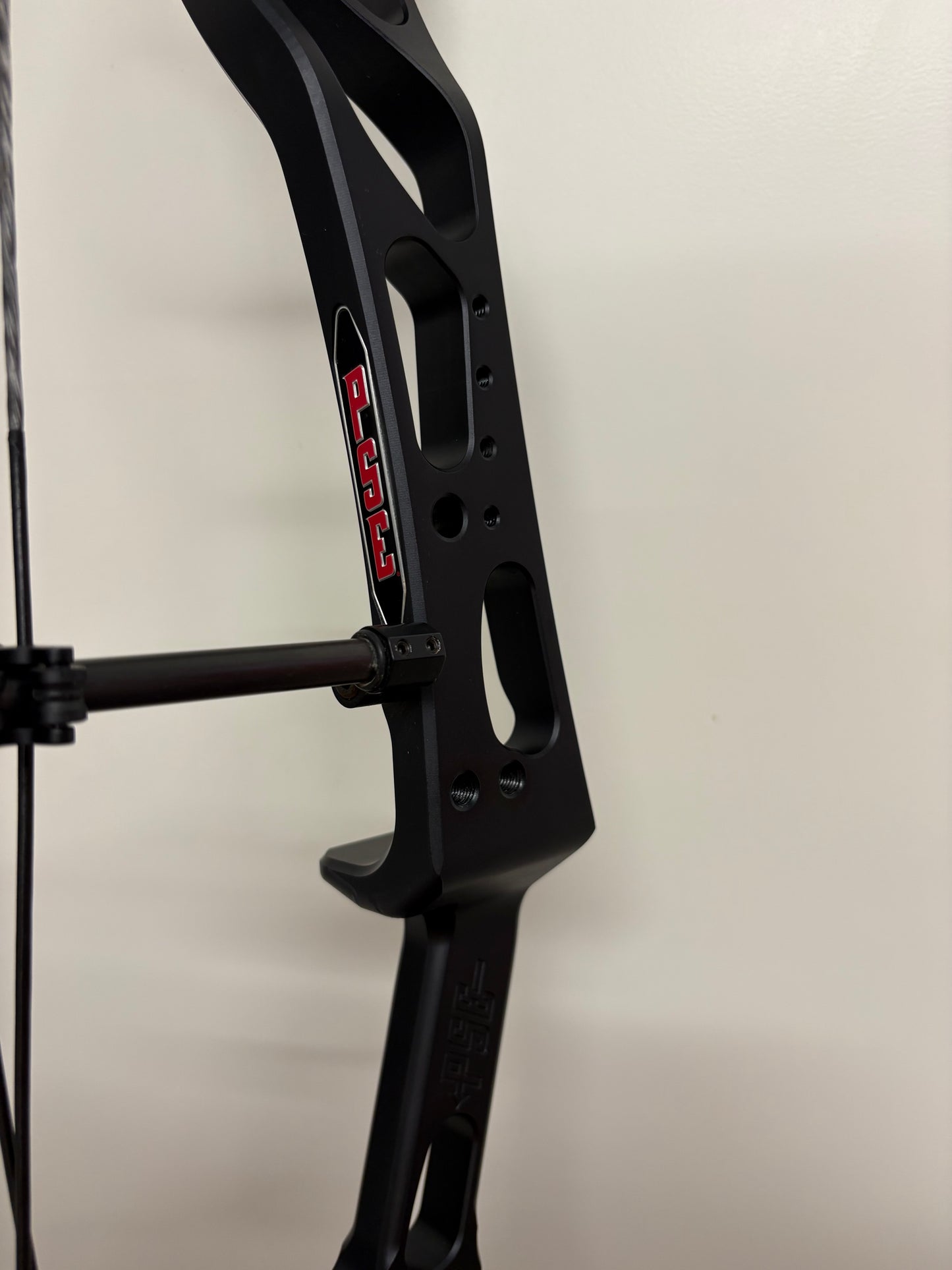 PSE Supra RTX 37 SE Compound Bow RH Black 50-60 lbs - NEW