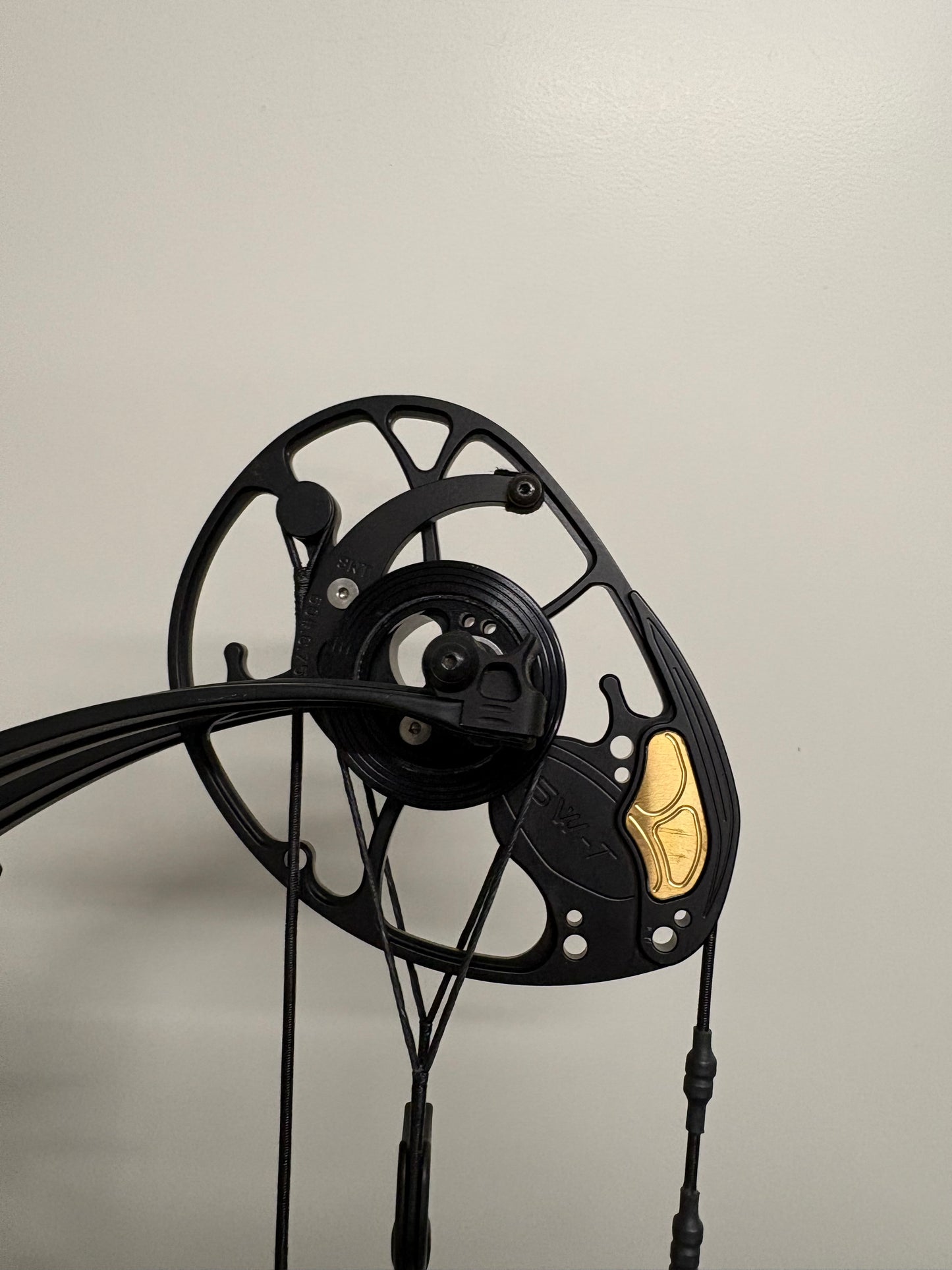 Mathews Title 40 Compound Bow LH Black 40-70 lbs - Used