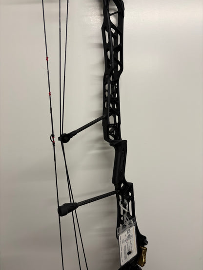 Mathews Title 40 Compound Bow LH Black 40-70 lbs - Used