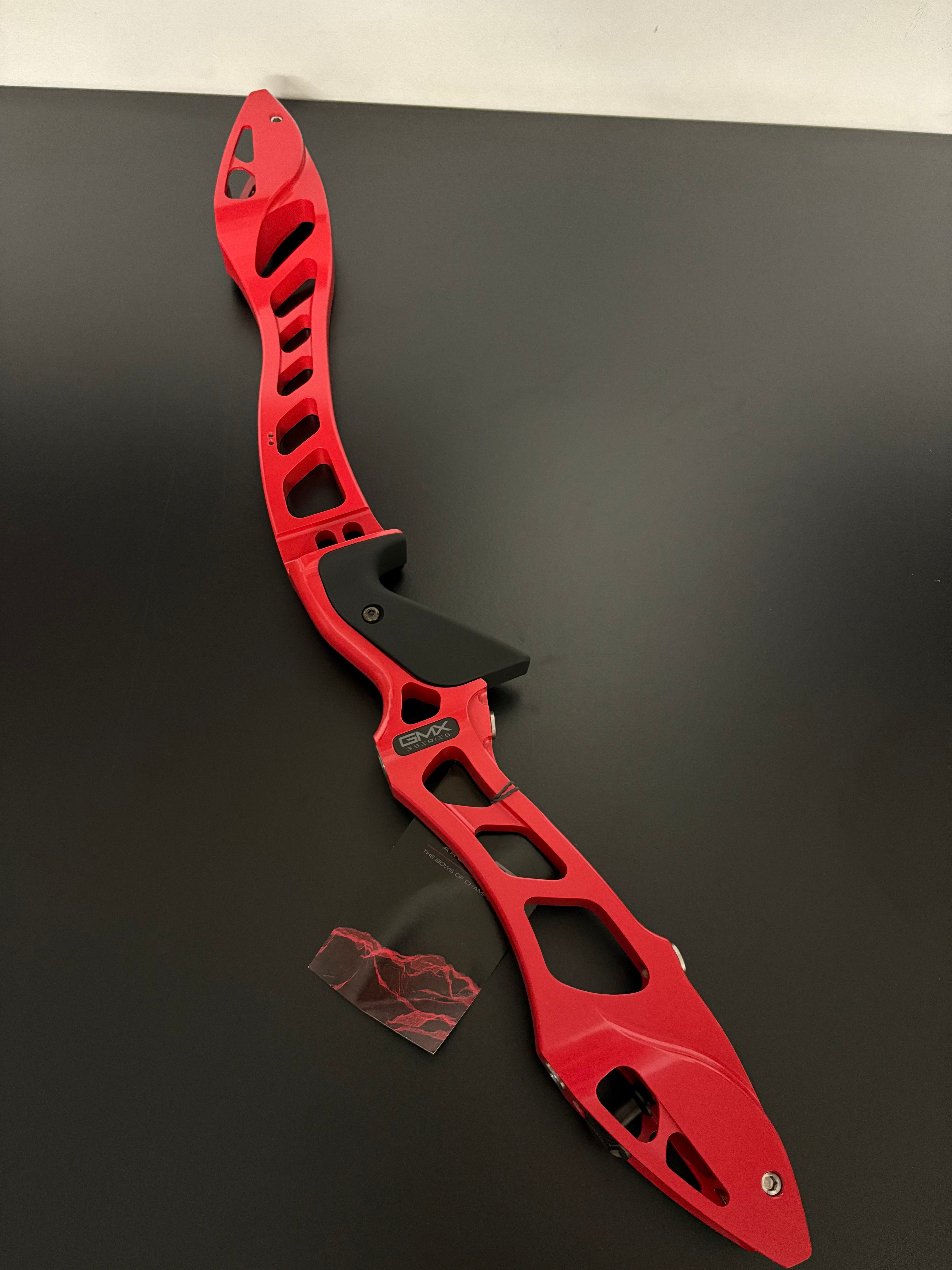 Hoyt Riser GMX3-27'' RH Infra Red - Show Model – Archery Outlet