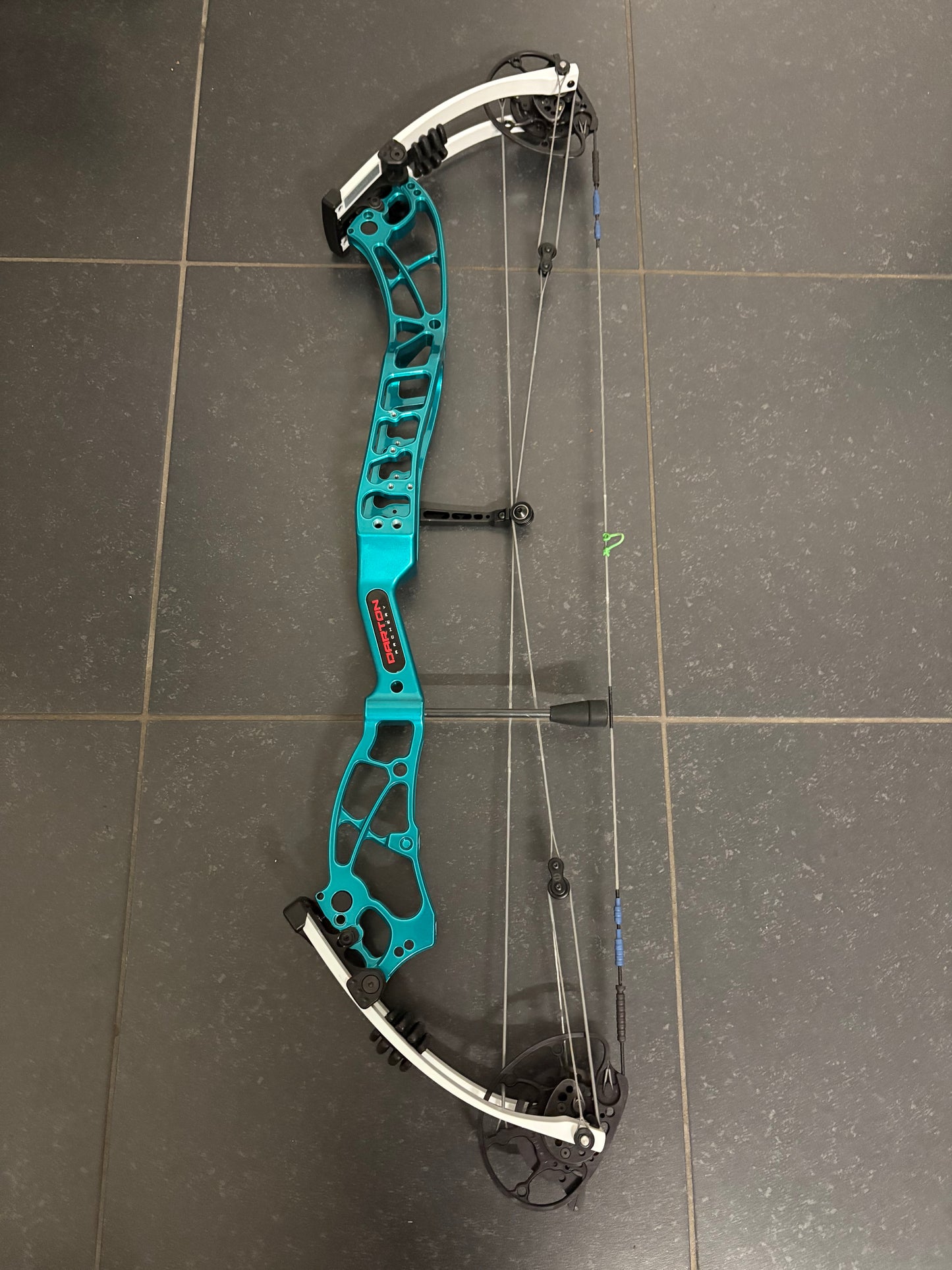 Darton Exodus Compound Bow RH/LH Teal 50-60 lbs - Used (#1.3)