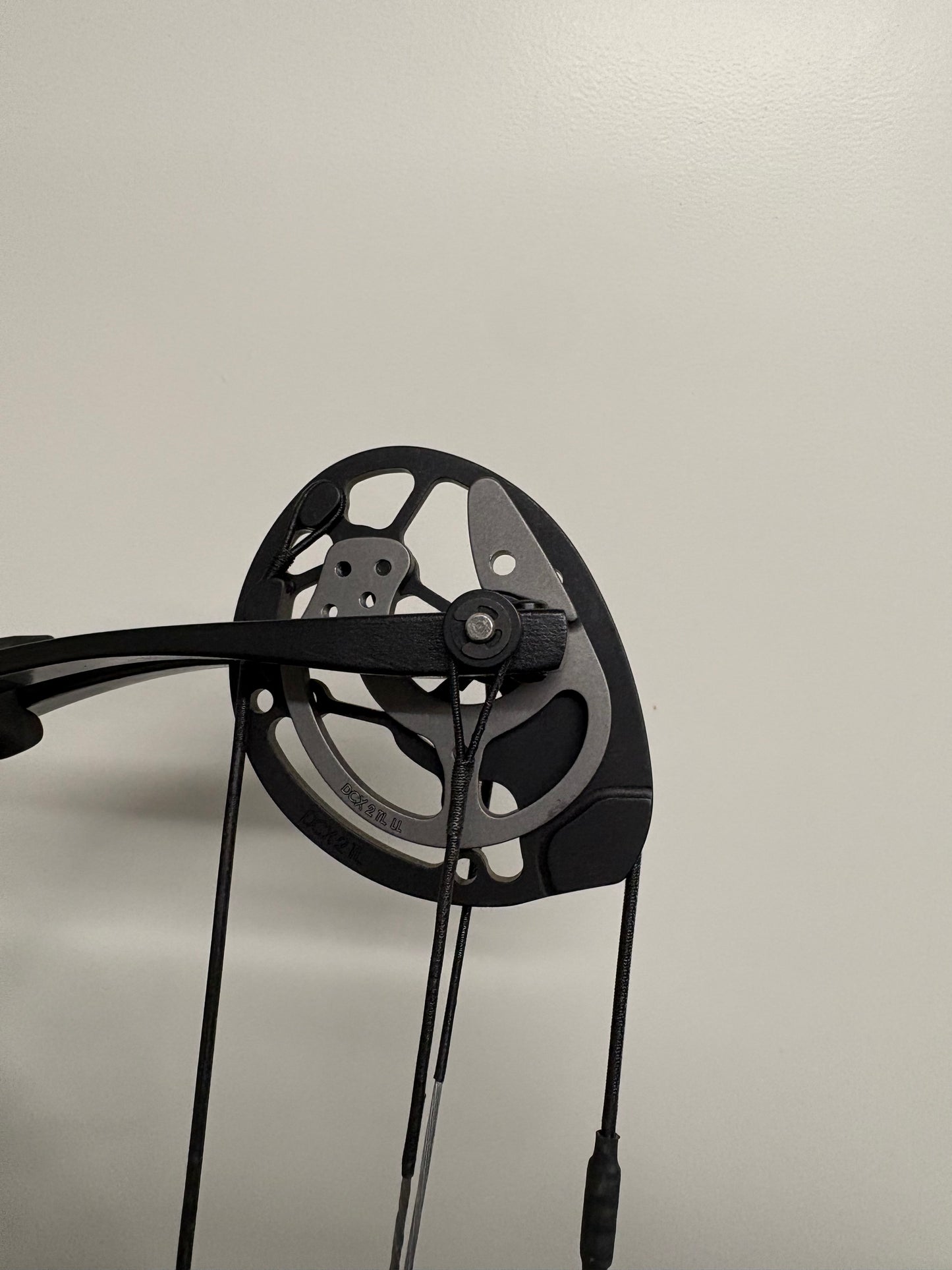 Hoyt Invicta 40 Compound Bow LH Black DCX #2 40-50 lbs - Used