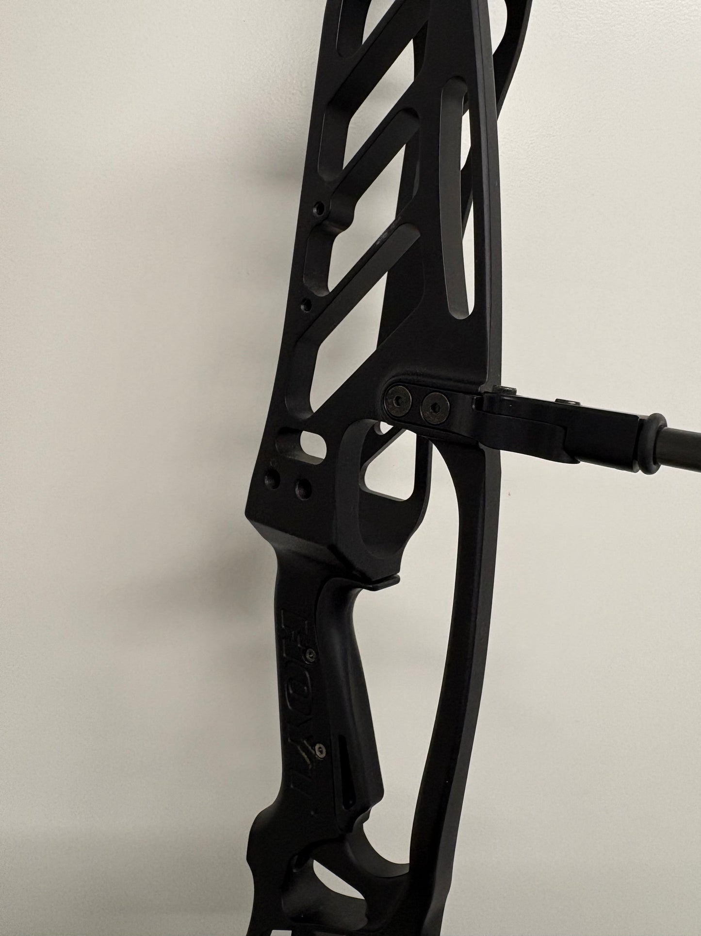 Hoyt Invicta 40 Compound Bow LH Black DCX #2 40-50 lbs - Used