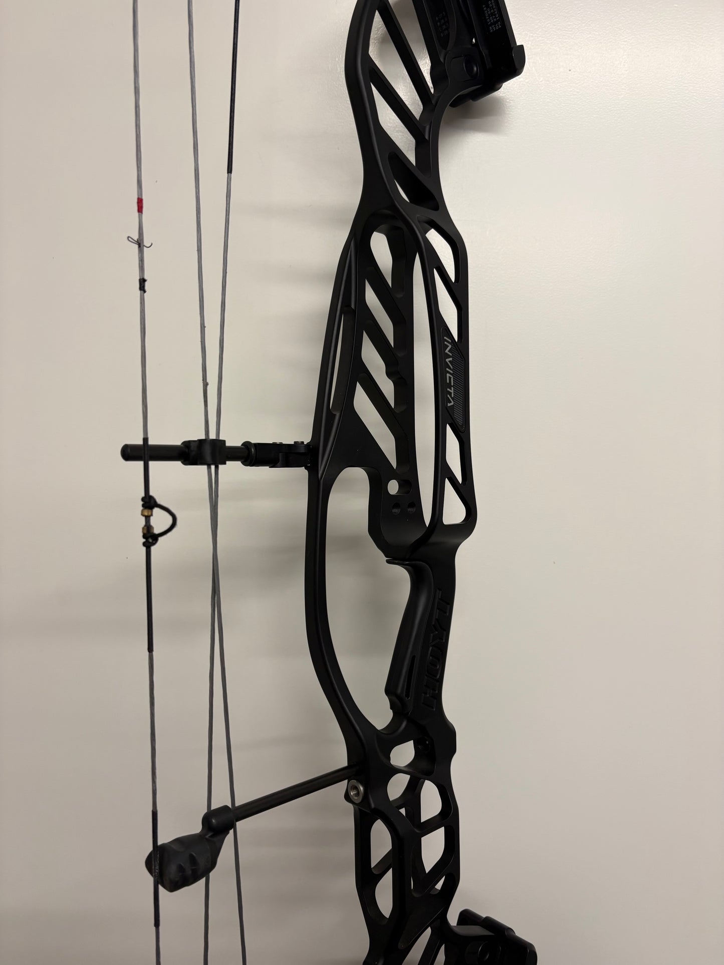 Hoyt Invicta 40 Compound Bow LH Black DCX #2 40-50 lbs - Used