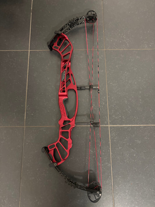 Hoyt Invicta 37 Compound Bow RH Red SVX #2 40-50 lbs - Used (#1.1)