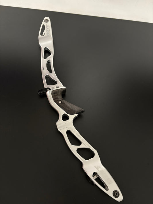 Hoyt Riser GMX ILF RH Silver 25''- Used