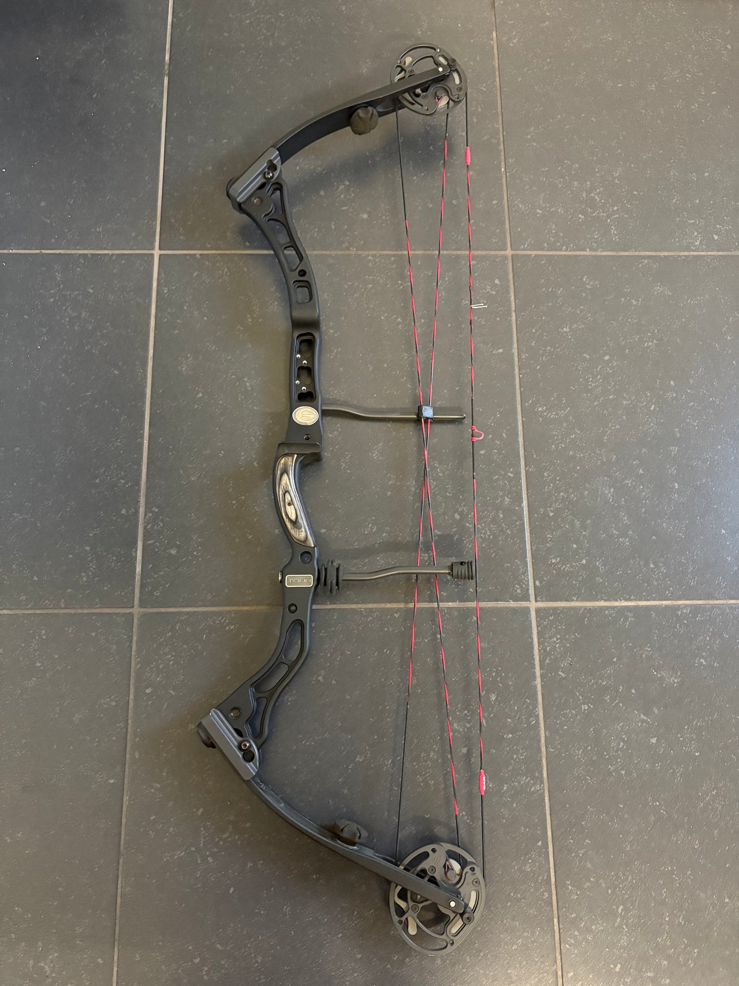 Elite Tour Compound Bow RH Black 50-60 lbs 28.5 inch DL - Used