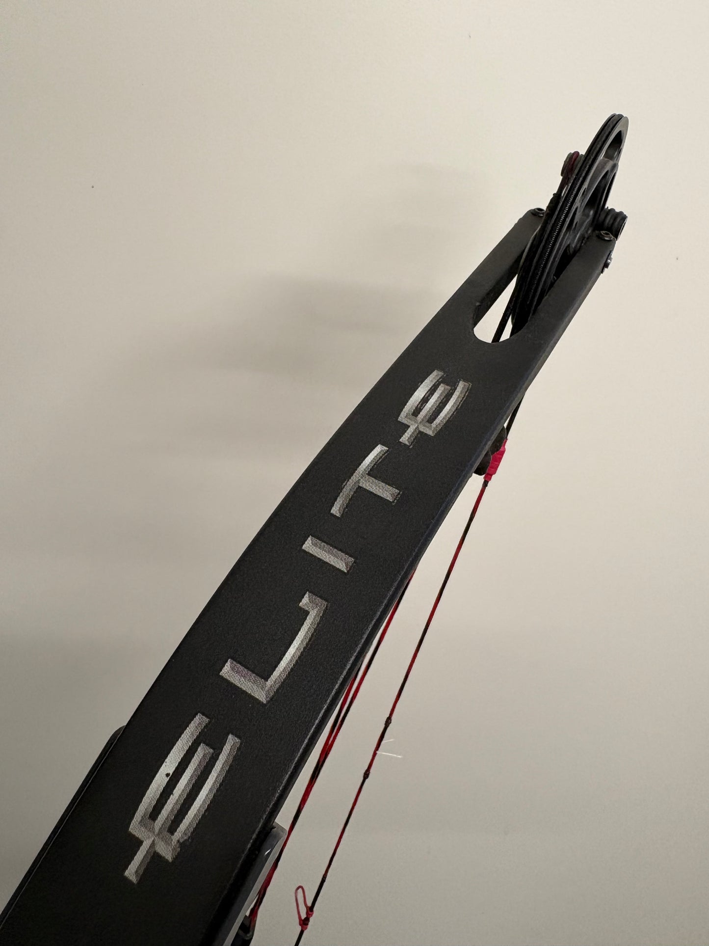 Elite Tour Compound Bow RH Black 50-60 lbs 28.5 inch DL - Used