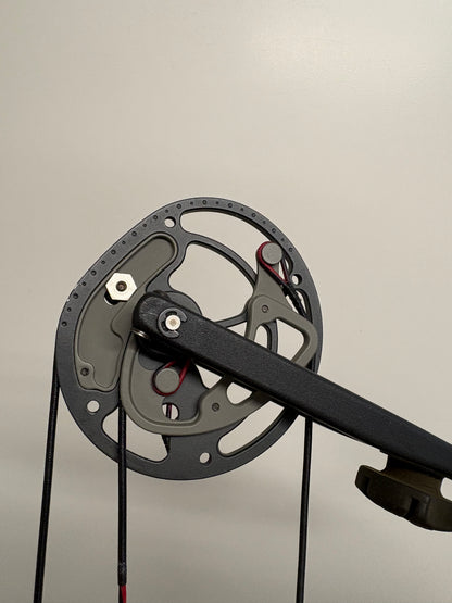 Elite Tour Compound Bow RH Black 50-60 lbs 28.5 inch DL - Used
