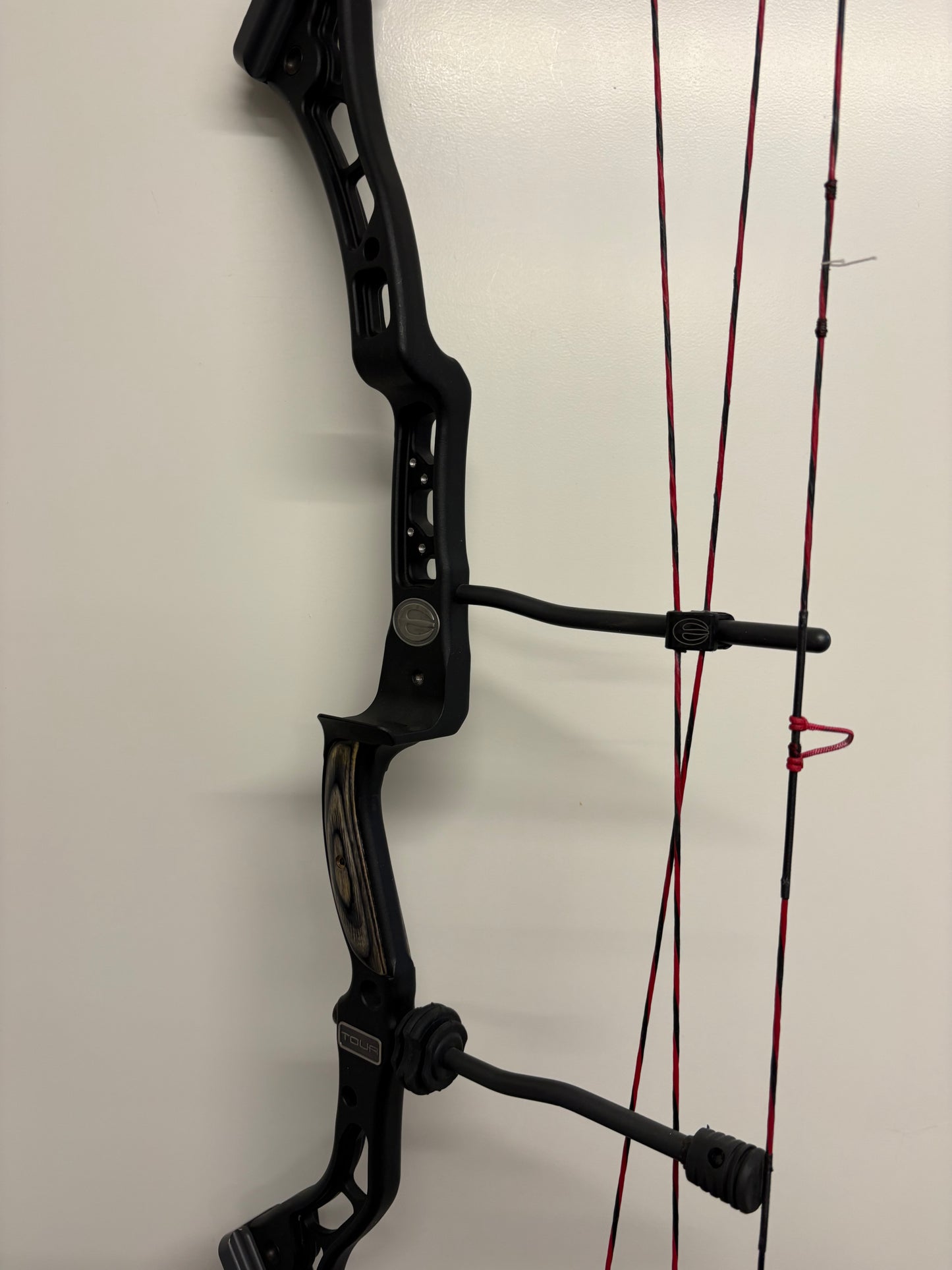 Elite Tour Compound Bow RH Black 50-60 lbs 28.5 inch DL - Used