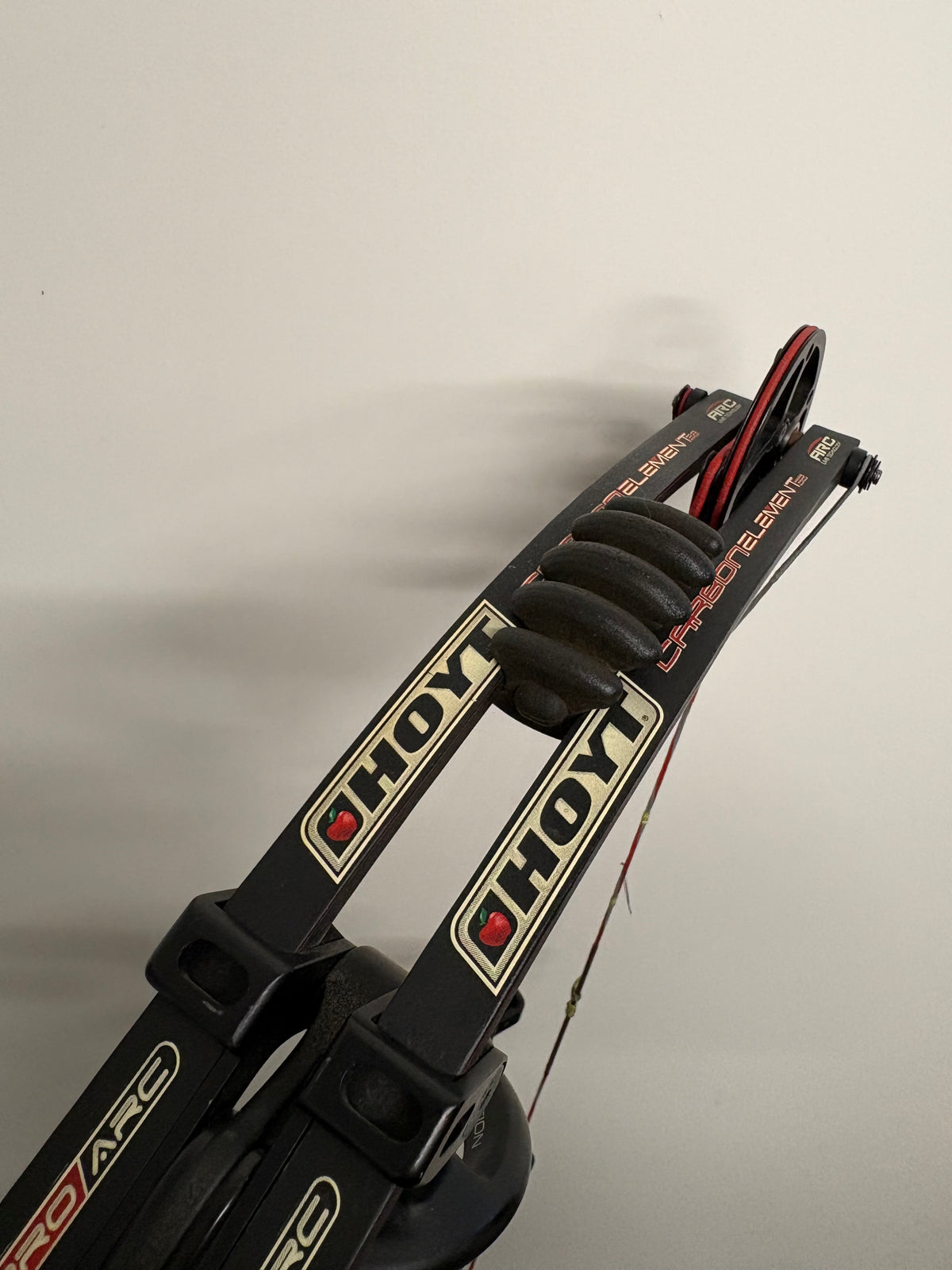 Hoyt Carbon Element 32 Compound Bow RH Black 40-50 lbs - Used