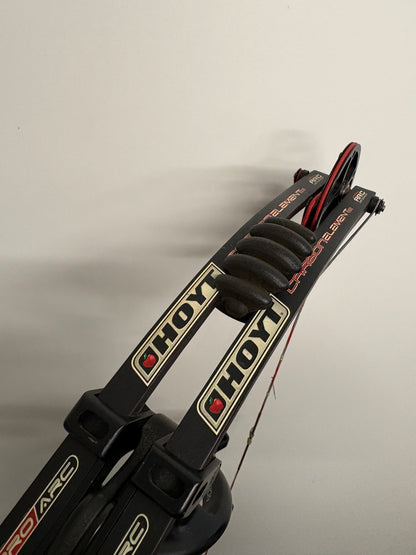 Hoyt Carbon Element 32 Compound Bow RH Black 40-50 lbs - Used